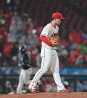 　４回、北村恵に左越えソロを浴びる斉藤（撮影・市尻達拡）