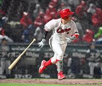 　４回、小園が遊撃へ内野安打を放つ