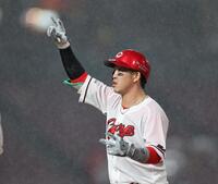 　４回、ショートへの内野安打を放ち、Ｖサインをつくる小園（撮影・市尻達拡）