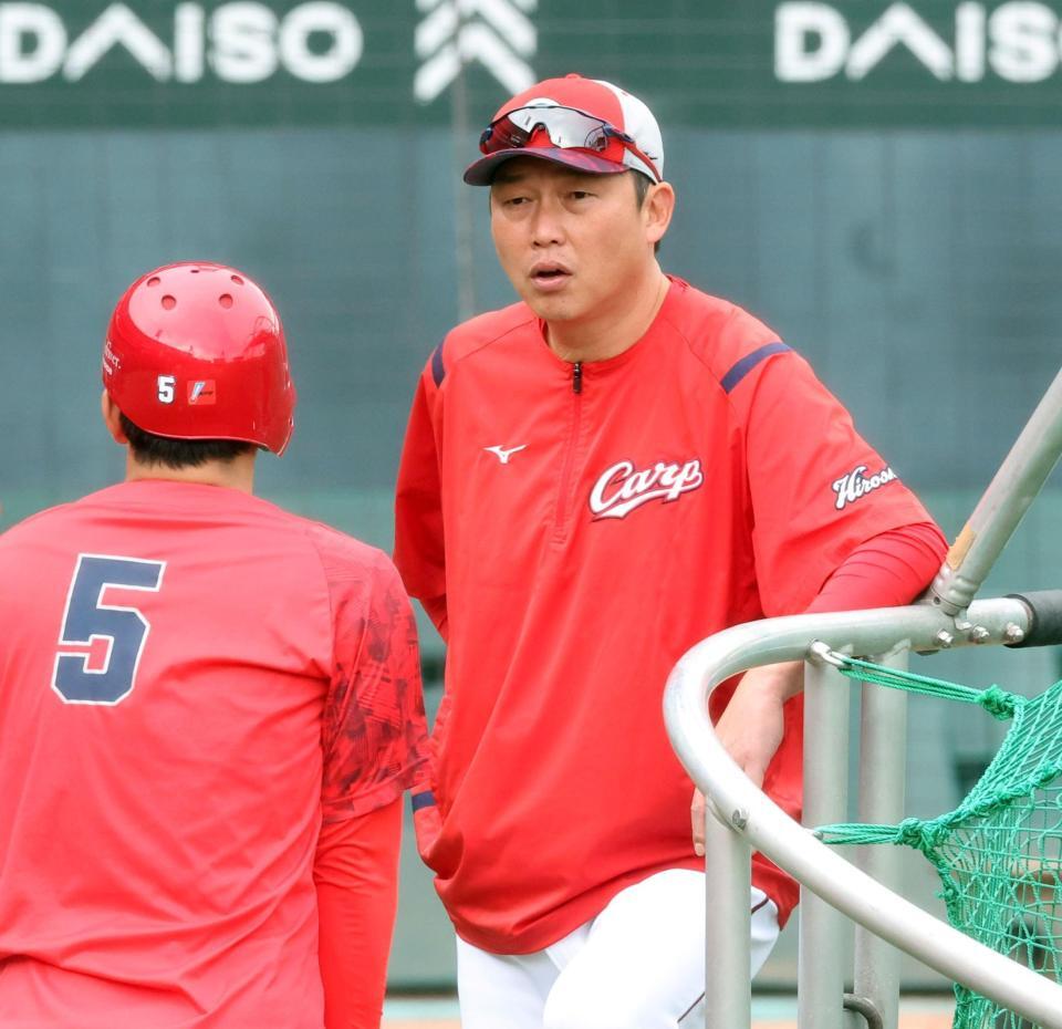 　小園と話をする新井監督（撮影・市尻達拡）