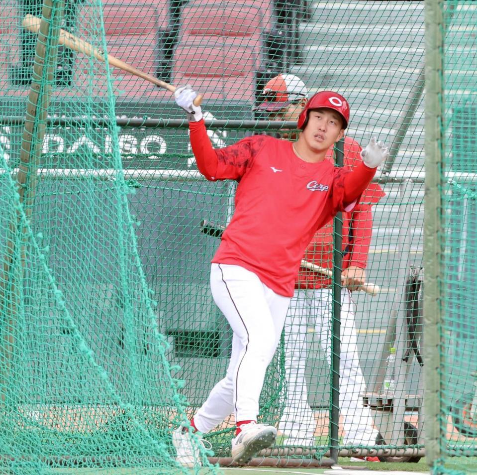 　打撃練習をする小園（撮影・市尻達拡）