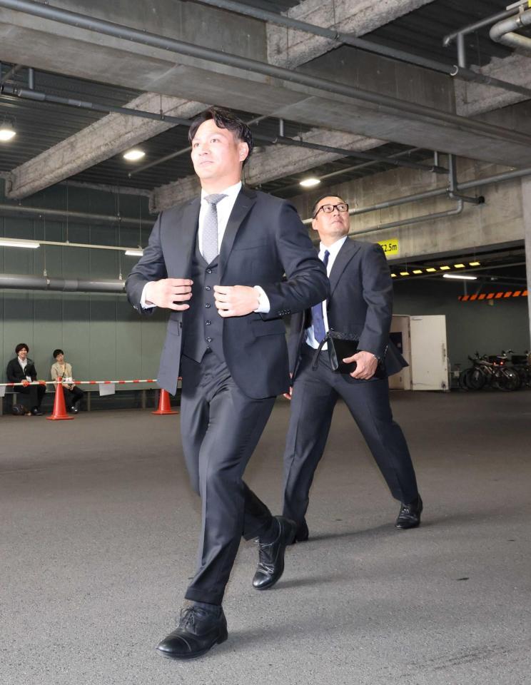 　松田元オーナーに、退団のあいさつに向かう田中（手前）と松山（撮影・市尻達拡）