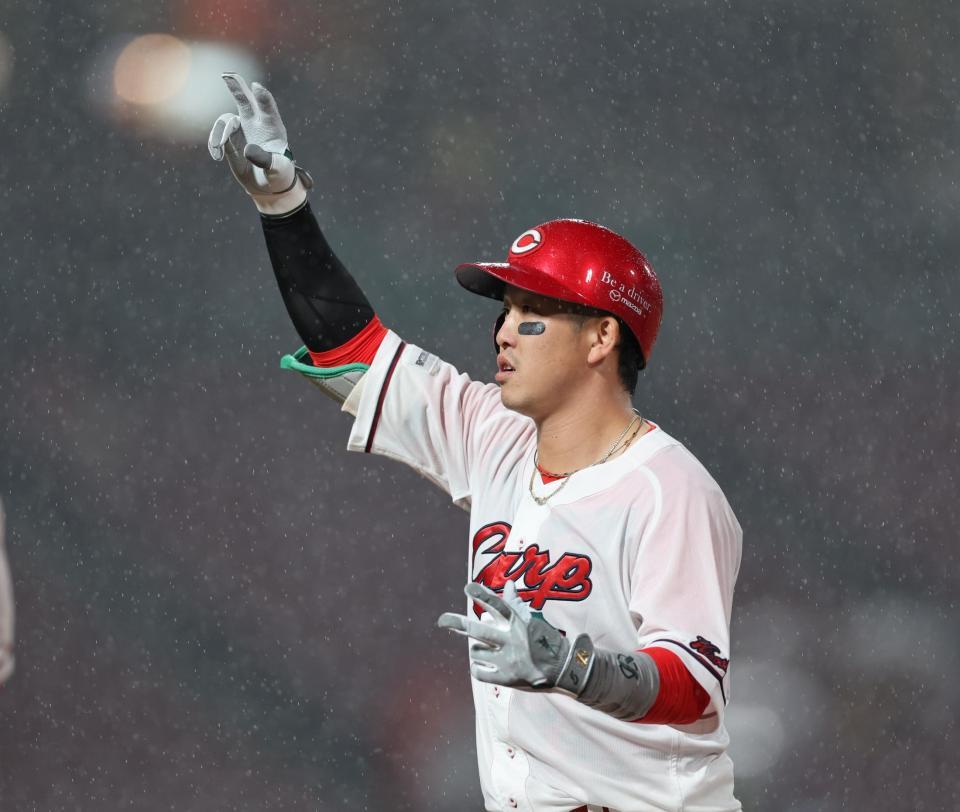 　４回、ショートへの内野安打を放ち、Ｖサインをつくる小園（撮影・市尻達拡）