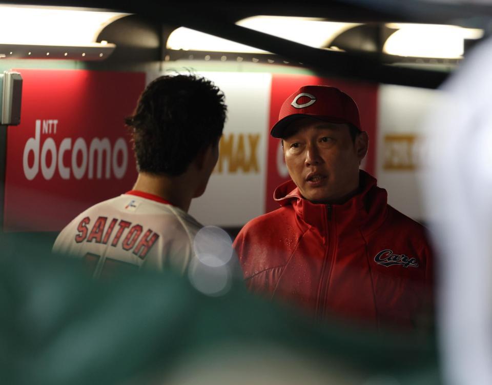 　５回、降板した斉藤に話をする新井監督（撮影・市尻達拡）