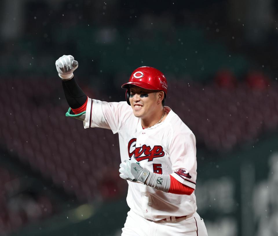 　１回、左前打を放ち、拳を握る小園（撮影・市尻達拡）