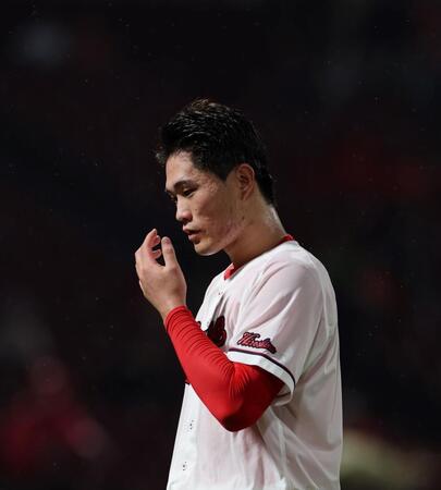 　１回、２失点し、うつむく斉藤（撮影・市尻達拡）