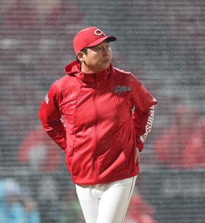 　５回、選手交代を告げる新井監督（撮影・市尻達拡）