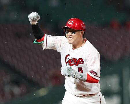 　１回、左前打を放ち、拳を握る小園（撮影・市尻達拡）