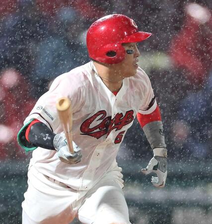 　４回、ショートへの内野安打を放つ小園（撮影・市尻達拡）