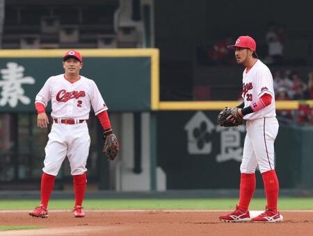 　試合前のボール回しに参加する田中（左）と菊池（撮影・市尻達拡）