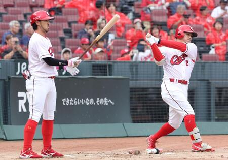 　１回、打席に入る前、準備をする田中と菊池の１、２番コンビ（撮影・市尻達拡）