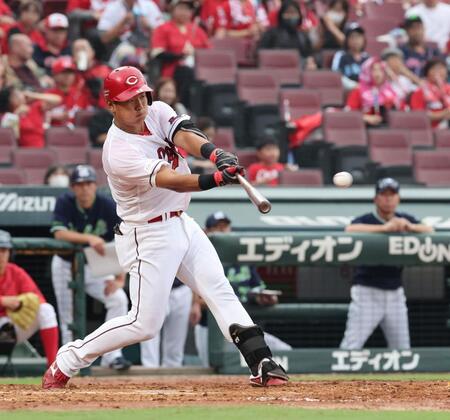 　４回、プロ初安打となる左前タイムリーを放つ渡辺（撮影・市尻達拡）