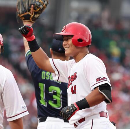 　４回、プロ初安打となる左前タイムリーを放ち、笑顔を見せる渡辺（撮影・市尻達拡）