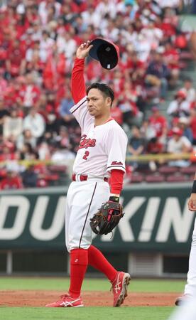 　８回の守備で交代を告げられ、ファンの声援に応える田中（撮影・市尻達拡）