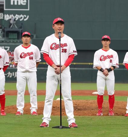 　試合後のセレモニーで、あいさつする新井監督（撮影・市尻達拡）