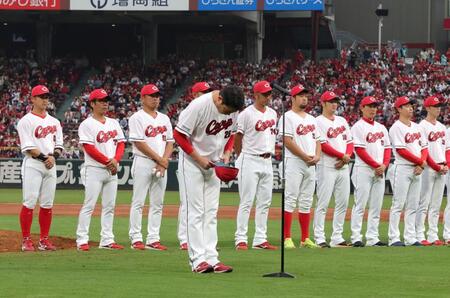 　試合後のセレモニーであいさつする新井監督（撮影・市尻達拡）