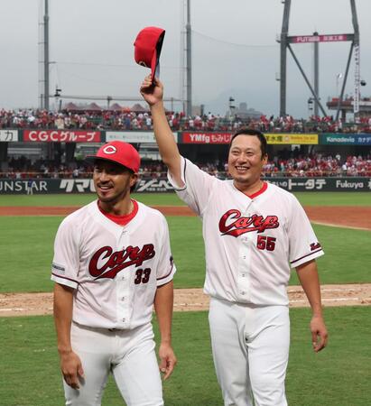　ファンの声援に応える松山（撮影・市尻達拡）