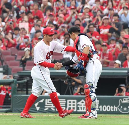 　９回の守備で交代を告げられ、石原と握手をする田中（撮影・市尻達拡）