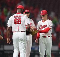 　５回、降板を告げられ、ベンチに下がる斉藤（撮影・市尻達拡）