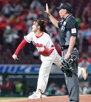 　始球式を務めるテレビ新広島の梶谷羽奈アナウンサー（撮影・市尻達拡）