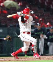 　１回、左前打を放つ小園（撮影・市尻達拡）