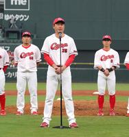 　試合後のセレモニーで、あいさつする新井監督（撮影・市尻達拡）