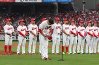 　試合後のセレモニーであいさつする新井監督（撮影・市尻達拡）