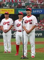 　試合後、あいさつをする松山（撮影・市尻達拡）