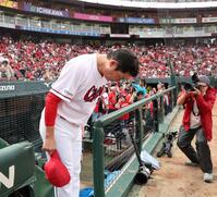 　グラウンドに一礼する新井監督（撮影・市尻達拡）