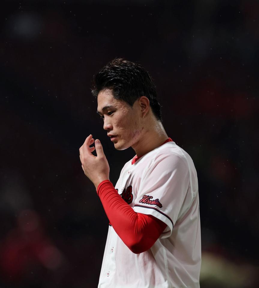 　１回、２失点し、うつむく斉藤（撮影・市尻達拡）