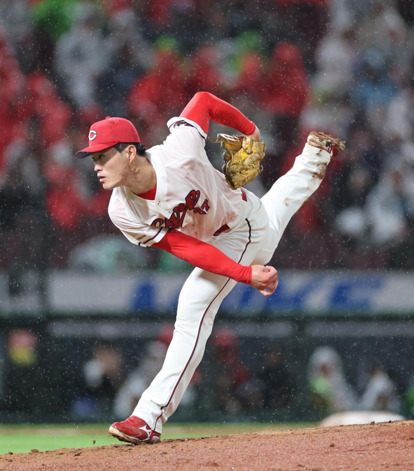 　雨の中、力投する斉藤（撮影・市尻達拡）