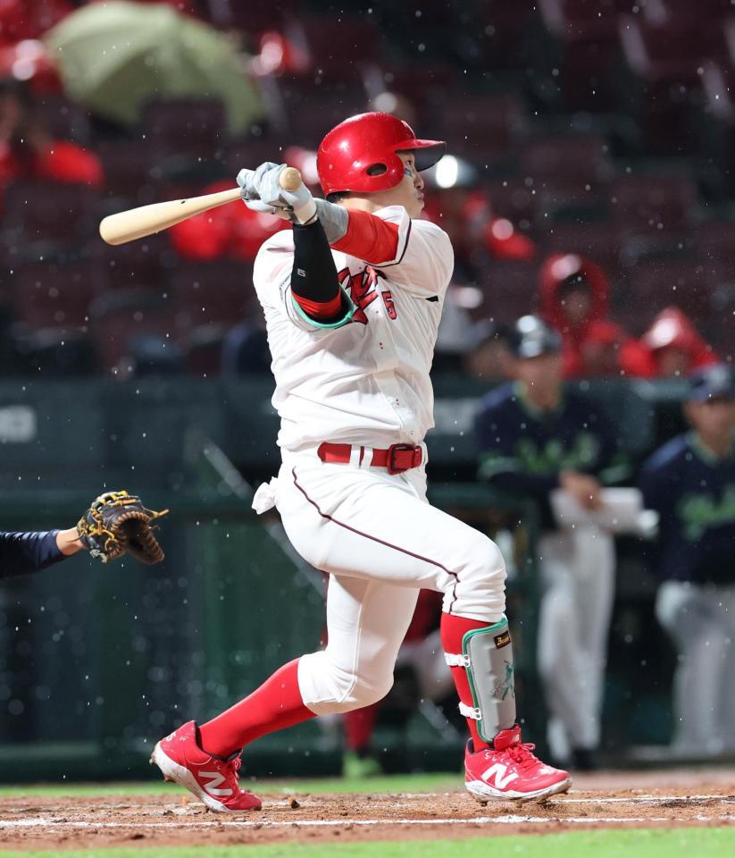 　１回、左前打を放つ小園（撮影・市尻達拡）