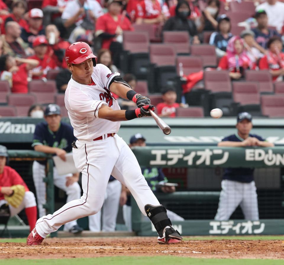 　４回、プロ初安打となる左前タイムリーを放つ渡辺（撮影・市尻達拡）