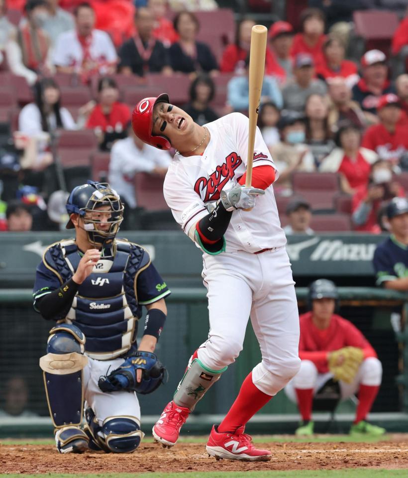 　５回、代打出場し、死球に、もんぜつする小園（撮影・市尻達拡）