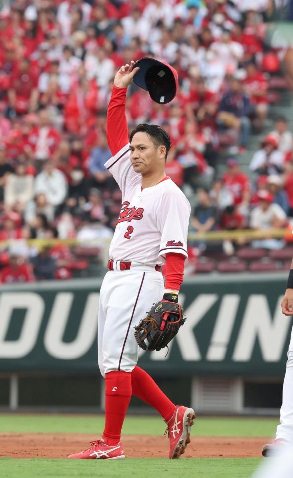 　８回の守備で交代を告げられ、ファンの声援に応える田中（撮影・市尻達拡）