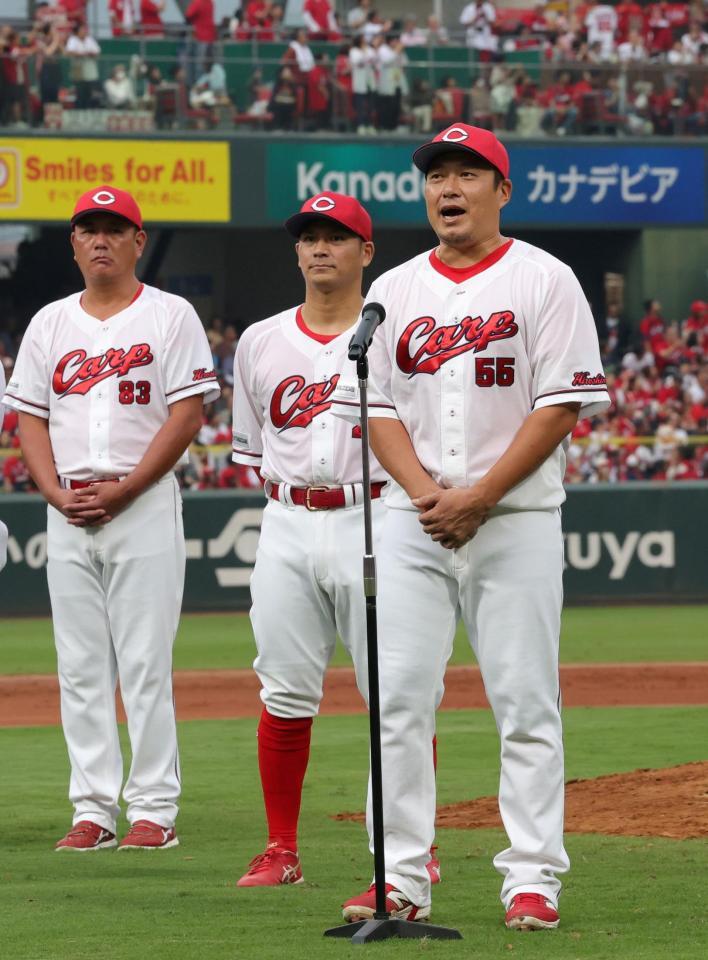 　試合後、あいさつをする松山（撮影・市尻達拡）