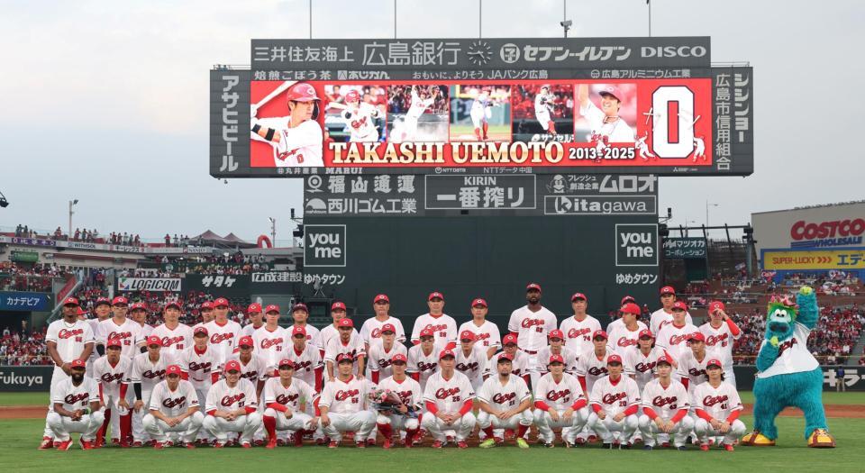 　上本を中心に、記念撮影をする広島ナイン（撮影・市尻達拡）