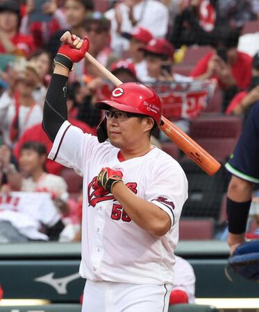 　９回、代打で登場し、打席に向かう松山（撮影・市尻達拡）