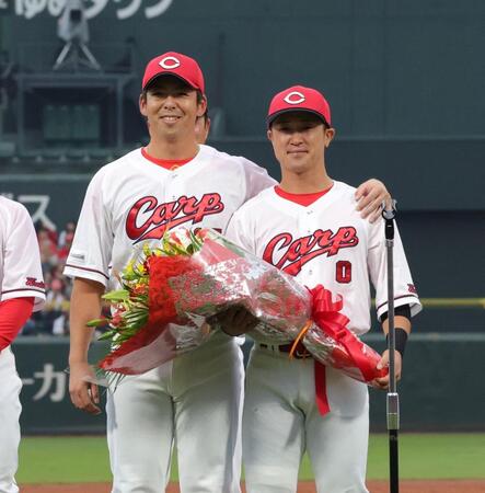 　野間（左）と記念撮影に応じる上本（撮影・市尻達拡）