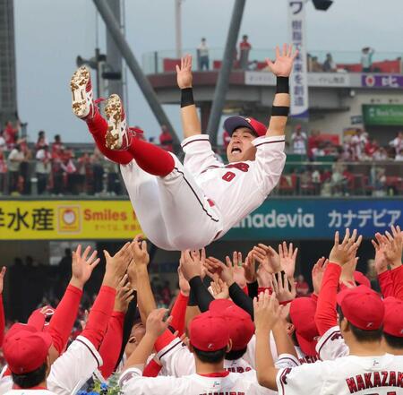 　胴上げされる上本