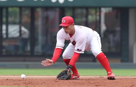 　２回、オスナの打球をさばく田中（撮影・市尻達拡）