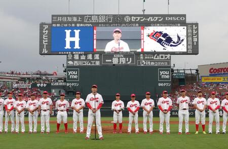 　試合後のセレモニーであいさつする新井監督（撮影・市尻達拡）