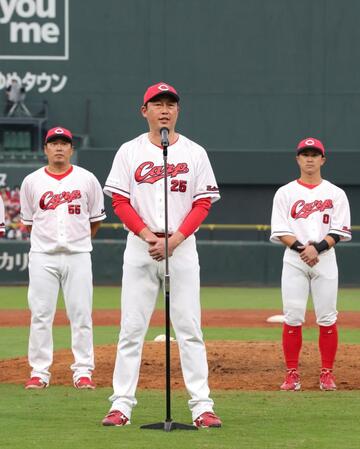 　試合後のセレモニーであいさつする新井監督（撮影・市尻達拡）