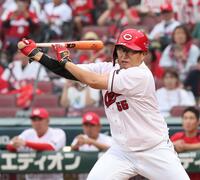 　９回、遊ゴロ併殺打に倒れる松山（撮影・市尻達拡）