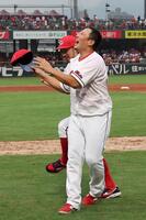 　セレモニー後、菊池からタックルを受け、笑顔を見せる松山（撮影・市尻達拡）