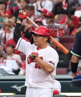 　９回、代打で登場し、打席に向かう松山（撮影・市尻達拡）