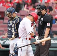 　７回、代打出場し、ユニホームで涙をぬぐう上本（撮影・市尻達拡）