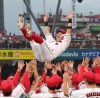 　胴上げされる上本