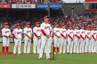 　試合後のセレモニーであいさつする新井監督（撮影・市尻達拡）