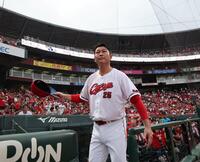 　グラウンドに一礼して、監督室に向かう新井監督（撮影・市尻達拡）